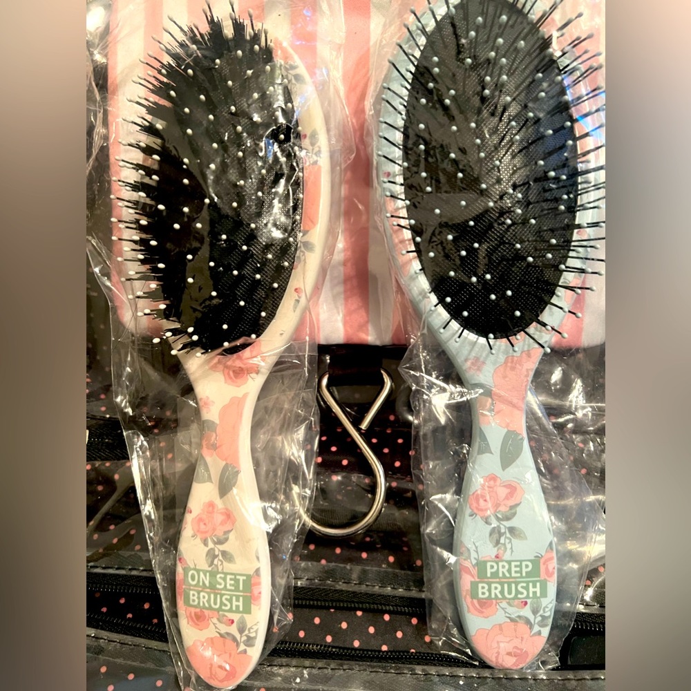 New! Beachwaver co hair accessories, hair brushes,combsgoodvibesshampoo&conditio